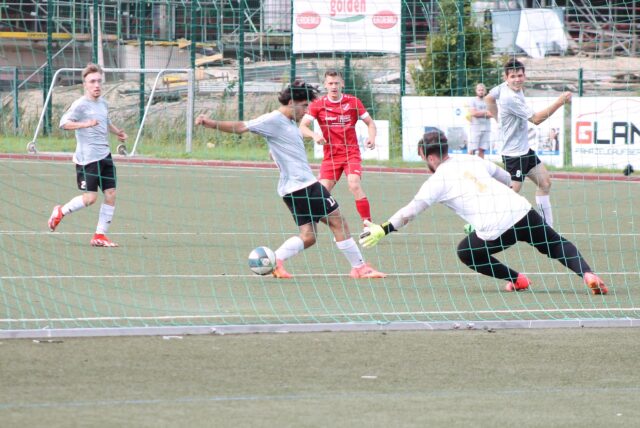 Tom Schröder (in rot) sorgte für die Führung seines FC Overberge.