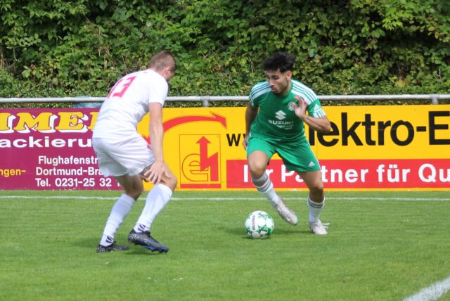 Efe Kadir Bozaci (r.) dribbelt.