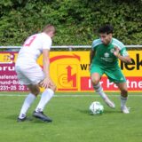 Efe Kadir Bozaci (r.) dribbelt.