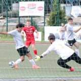 Tom Schröder (in rot) sorgte für die Führung seines FC Overberge.