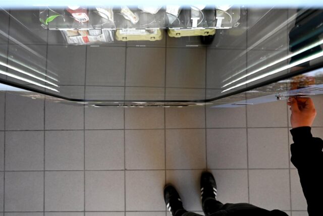 Ein Mann kauft Lebensmittel an einem Automaten.