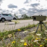 Ein Pkw fährt an der Kamera eines Blitzers auf der Autobahn A9 vorbei.