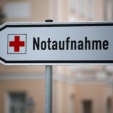 Ein Schild weist den Weg zu einer Notaufnahme.