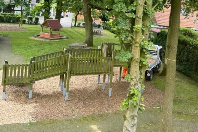 Gut erkennbar: Der Mulch auf dem Spielplatz in Bork wurde aufgefüllt, um Stolperkanten auszugleichen.
