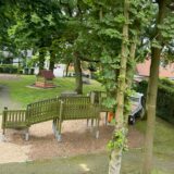 Gut erkennbar: Der Mulch auf dem Spielplatz in Bork wurde aufgefüllt, um Stolperkanten auszugleichen.