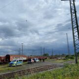 Der Güterbahnhof in Schwerte: Polizeiwagen stehen an den Gleisen.