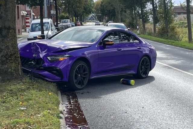 Ein lilafarbener Mercedes krachte im Oktober des vergangenen Jahres gegen einen Baum an der Kreisstraße in Selm.