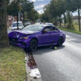 Ein lilafarbener Mercedes krachte im Oktober des vergangenen Jahres gegen einen Baum an der Kreisstraße in Selm.
