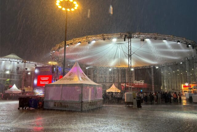 Einige EM-Tage waren in Dortmund stark verregnet. Das schränkte die Public Viewings in den Fanzonen wie hier auf dem Friedensplatz ein.