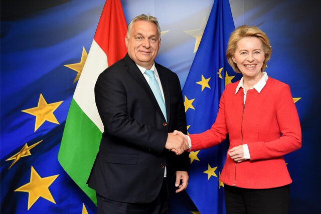 Ursula von der Leyen schüttelt Viktor Orban die Hand.