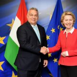 Ursula von der Leyen schüttelt Viktor Orban die Hand.
