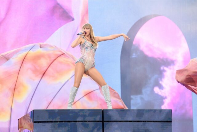 Taylor Swift singt auf der Bühne bei einem ihrer Konzerte.