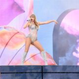 Taylor Swift singt auf der Bühne bei einem ihrer Konzerte.