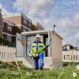 Ein Westnetz-Mitarbeiter steht an einer Trafostation, die neu ins vorhandene Stromnetz eingebunden wurde.