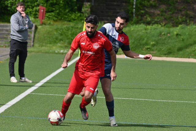 Zwei Spieler im Zweikampf um den Ball