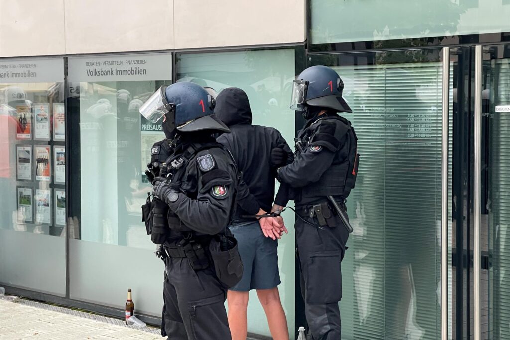 Unter anderem im Rahmen des Spiels Niederlande gegen England kam es durch Festnahmen durch die Polizei in Dortmund. Unter anderem im Rahmen des Spiels Niederlande gegen England kam es durch Festnahmen durch die Polizei in Dortmund.