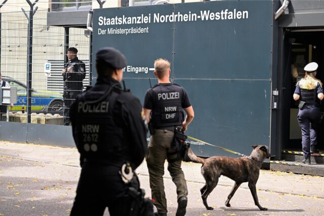 Einsatzkräfte der Polizei stehen vor dem Eingang der Staatskanzlei von Nordrhein-Westfalen.