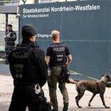 Einsatzkräfte der Polizei stehen vor dem Eingang der Staatskanzlei von Nordrhein-Westfalen.
