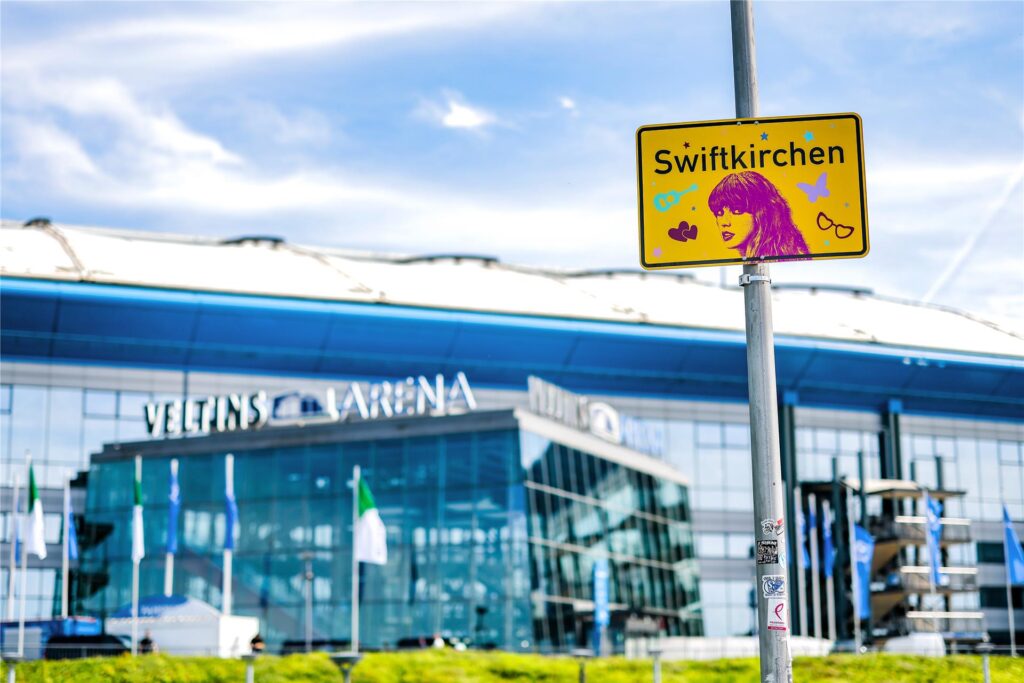 Vor der Veltins-Arena hängt ein «Swiftkirchen»-Schild.