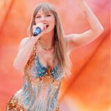Links im Bild ist die Veltins-Arena in Gelsenkirchen, rechts im Bild Popstar Taylor Swift auf der Bühne