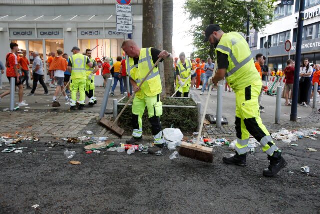 EDG-Mitarbeiter fegen eine Fußgängerzone in Dortmund