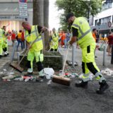 EDG-Mitarbeiter fegen eine Fußgängerzone in Dortmund