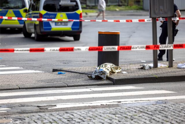 Einsatzkräfte der Polizei sind am Bonner Busbahnhof im Einsatz. Am Dienstagnachmittag sind hier zwei Menschen mit einem Messer verletzt worden. Der Zentrale Busbahnhof wurde abgesperrt, Busse wurden umgeleitet.