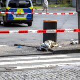 Einsatzkräfte der Polizei sind am Bonner Busbahnhof im Einsatz. Am Dienstagnachmittag sind hier zwei Menschen mit einem Messer verletzt worden. Der Zentrale Busbahnhof wurde abgesperrt, Busse wurden umgeleitet.