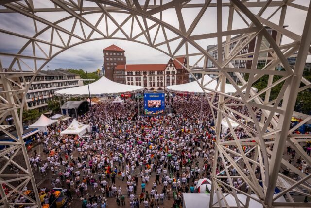 Die Fanzone am Friedensplatz in Dortmund während der EM 2024 von oben