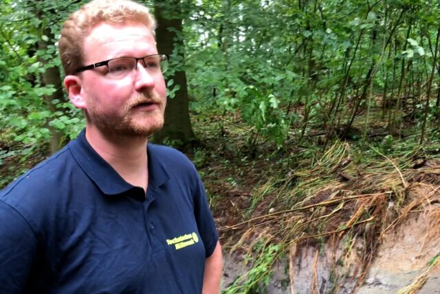 Tim Ciprina vom THW Dortmund hat den Damm am Fischteich in Augenschein genommen. Die Feuerwehr sollte am Mittag Bäume fällen, um den Druck vom Damm zu nehmen.