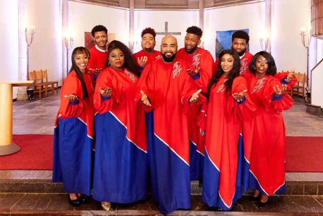 Die New York Gospel Stars posieren in einer Kirche.
