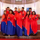 Die New York Gospel Stars posieren in einer Kirche.