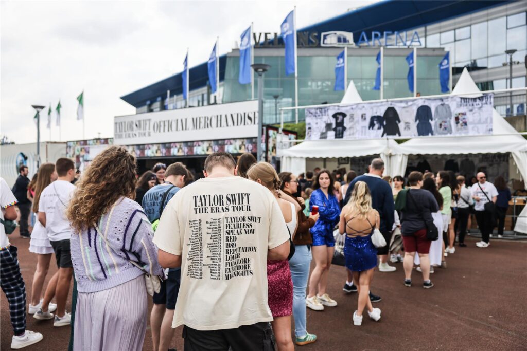 Fans warten vor einem Stand mit Fan-Artikeln vor dem ersten Deutschland-Konzert der Sängerin Taylor Swift in Gelsenkirchen Fans warten vor einem Stand mit Fan-Artikeln vor dem ersten Deutschland-Konzert der Sängerin Taylor Swift in Gelsenkirchen