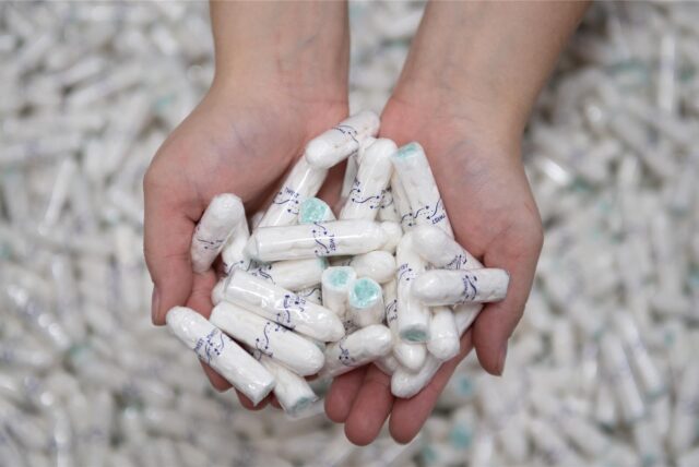 Tampons liegen in einer Hand.