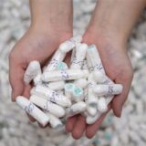 Tampons liegen in einer Hand.
