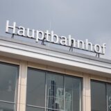 Ein Bus der DSW21 hält an einer Haltestelle.