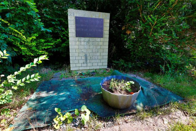 Der Gedenkstein für Henri David ist in einem erbarmungswürdigen Zustand.