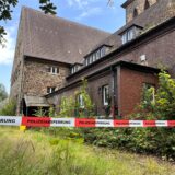 Kirche hinter Absperrband