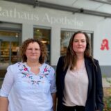 Marta Marek (l.) und Sarah Doll vor der Rathaus-Apotheke.