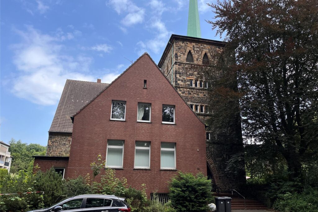 Kirchengebäude am Straßenrand.