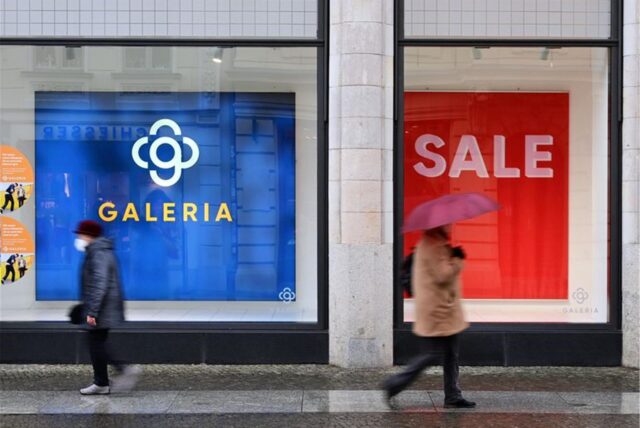 Passanten gehen an einer Filiale von Galeria vorbei. (Archivbild)