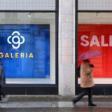 Passanten gehen an einer Filiale von Galeria vorbei. (Archivbild)