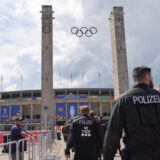 Einsatzkräfte der Polizei sind auf dem Weg zum Berliner Olympiastadion