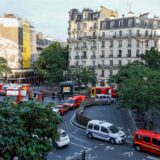 Polizisten und Feuerwehrleute stehen neben Rettungsfahrzeugen in der Nähe der Bar „Le Ramus“, wo ein Autofahrer in Paris auf die Terrasse eines Cafés fuhr und mehrere Verletzte hinterließ.
