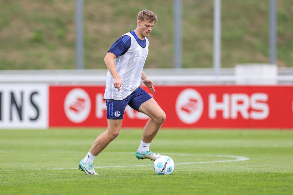 16.07.2024, Fussball, Saison 2024/2025, 2. Bundesliga, Training FC Schalke 04, Emil Hojlund (FC Schalke 04) Foto: Tim Rehbein/RHR-FOTO 16.07.2024, Fussball, Saison 2024/2025, 2. Bundesliga, Training FC Schalke 04, Emil Hojlund (FC Schalke 04) Foto: Tim Rehbein/RHR-FOTO