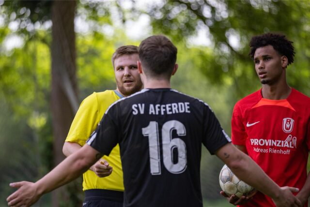 Bei der Europameisterschaft wurde die Kapitänsregelung bereits konsequent durchgesetzt. Szenen wie diese, in der SV Afferdes Florian Bräckelmann (als normaler Spieler und nicht Kapitän) sich bei Schiedsrichter Daniel Schulte-Hostedde beschwert oder wegen einer Entscheidung erkundigt, werden ab sofort auch im Amateurbereich mit einer Gelben Karte geahndet.