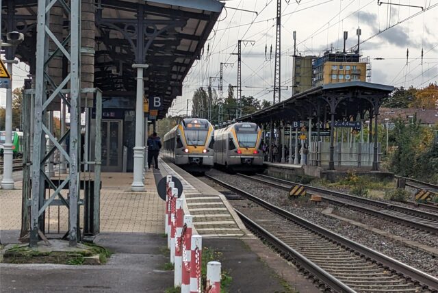 Zwei Züge stehen am Bahnhof Unna