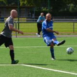 Spieler schießt ins lange Eck aufs Tor