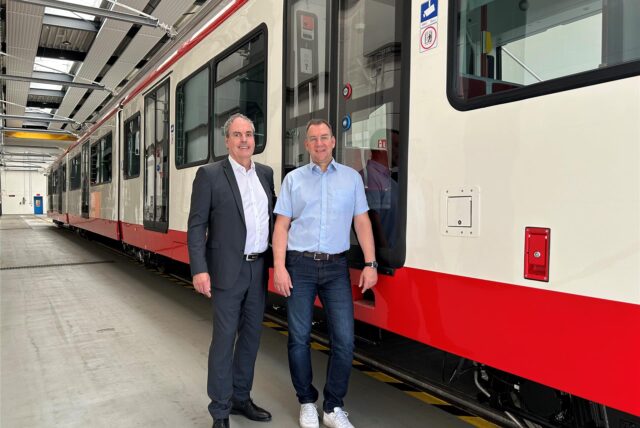 Ralf Habbes und Thomas Steinröder von DSW21 vor der komplett modernisierten Stadtbahn