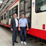 Ralf Habbes und Thomas Steinröder von DSW21 vor der komplett modernisierten Stadtbahn